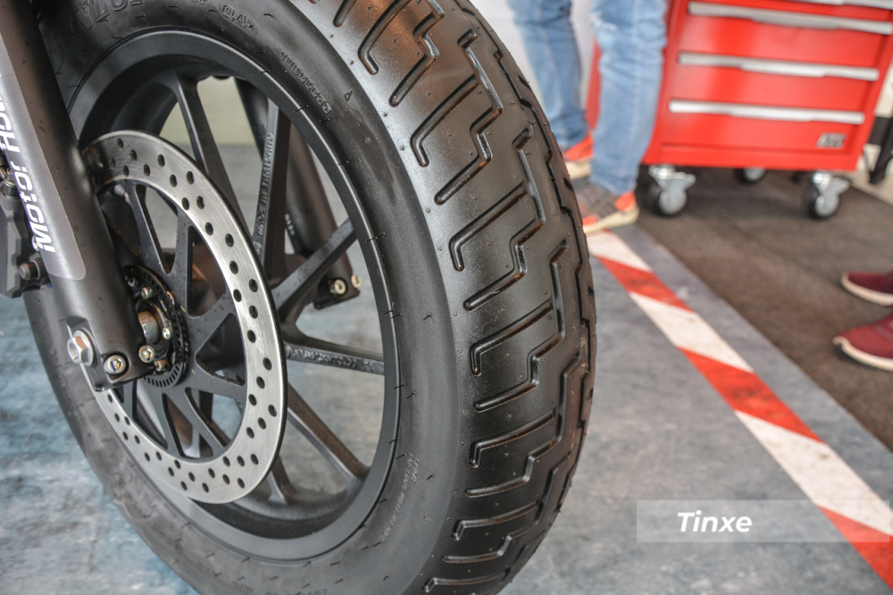 Mâm xe là loại 16 inch sơn đen đi kèm lốp trước kích thước 130/90 và lốp sau 150/80. Hệ thống treo của xe bao gồm cặp phuộc trước dạng ống lồng và giảm xóc đôi dạng lò xo phía sau.