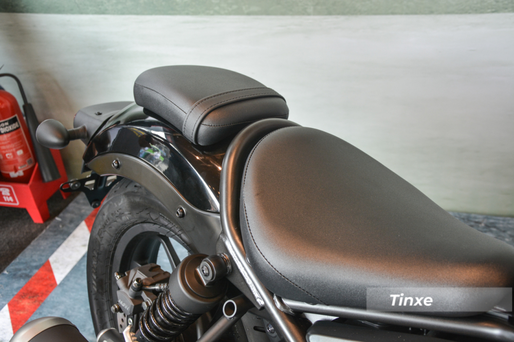 Chiều cao yên của Honda Rebel 500 2020 tính từ mặt đất là 690 mm, khá phù hợp với chiều cao trung bình của người Việt. Yên sau thiết kế tách rời so với yên người lái, vị trí người ngồi sau cũng sẽ cao hơn người điều khiển. Honda Rebel 500 sở hữu khung sườn dạng ống. Góc choãi 28 độ. Bình xăng dung tích 11,2 lít.