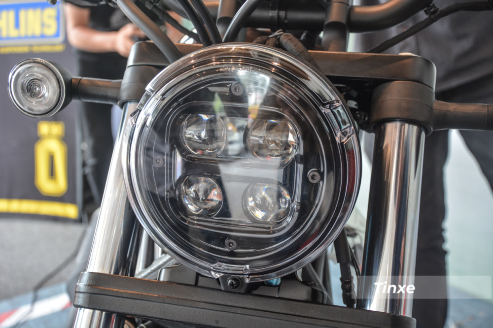 Honda Rebel 500 phiên bản 2020 đã có những thay đổi khá tích cực ở đèn pha và đồng hồ. 