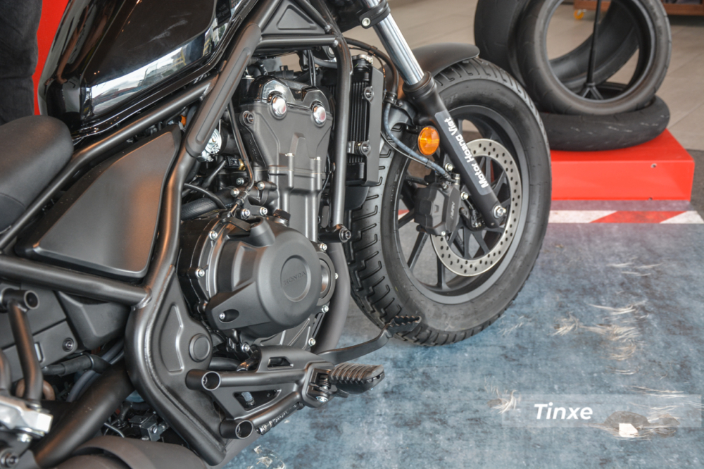 Ngoài các thay đổi kể trên, thiết kế tổng thể và các trang bị khác trên Honda Rebel 500 phiên bản 2020 không có gì thay đổi so với trước. Ngoại hình của Honda Rebel 500 phiên bản 2020 vẫn mang kiểu dáng Bobber đặc trưng đầy phòng khoáng và mạnh mẽ.