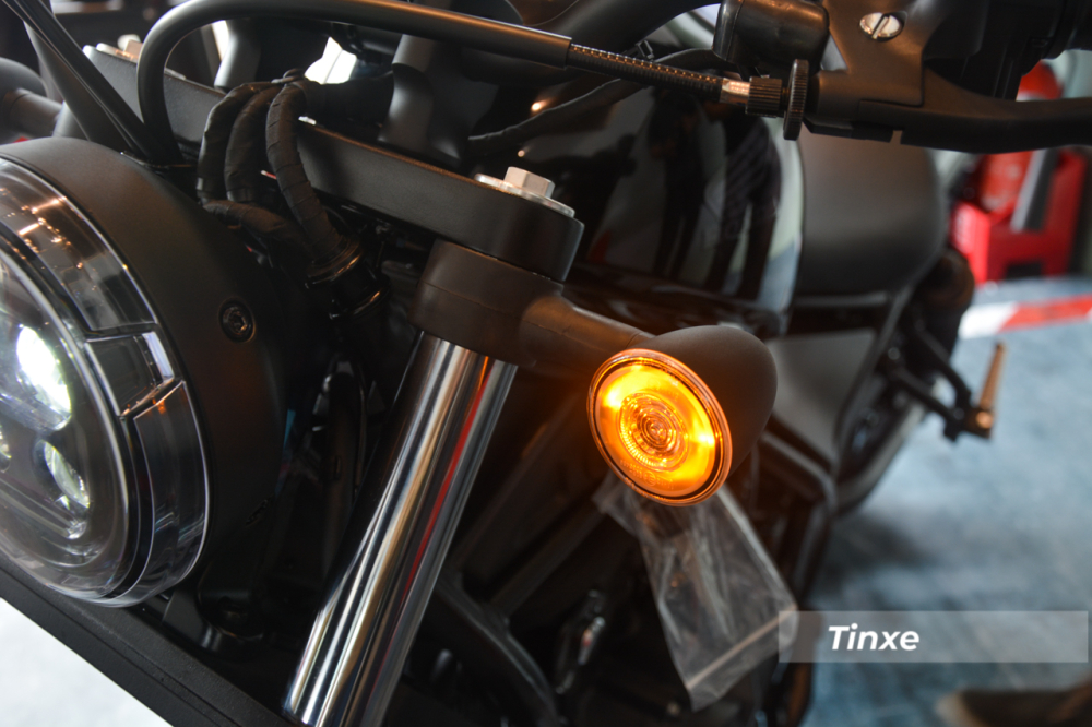 Và xi-nhan của mẫu xe kiểu dáng Bobber còn được nâng cấp lên đèn LED. 