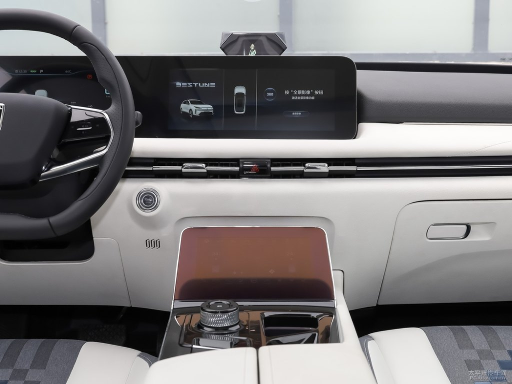 Nhìn cận cảnh khu vực điều khiển trung tâm