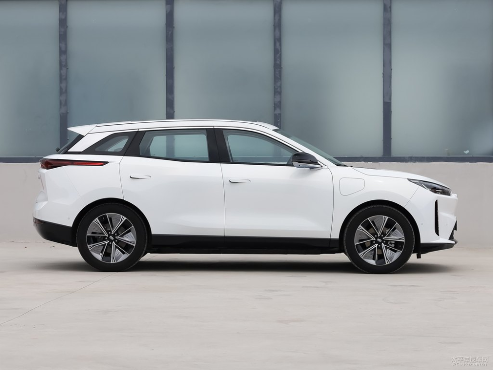 Bestune E01 có chiều dài 4.639 mm, rộng 1.880 mm, cao 1.640 mm, và trục cơ sở 2.810 mm