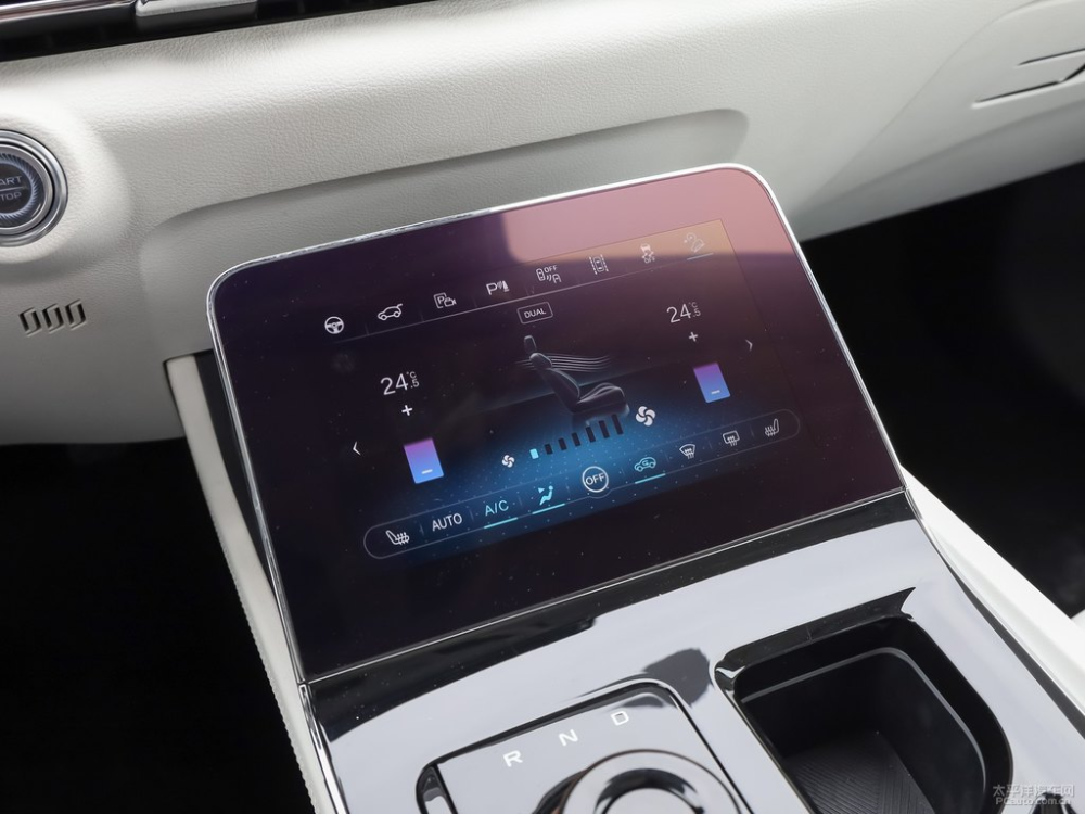 Cận cảnh màn hình điều khiển khá lớn ở phía dưới