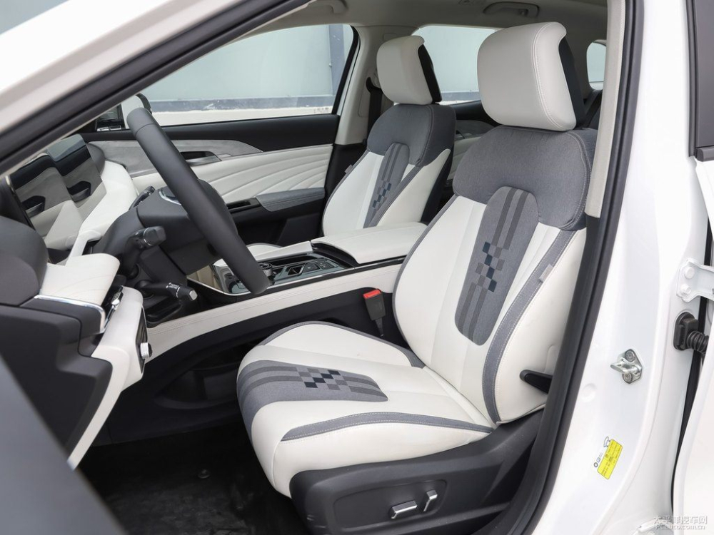 Hàng ghế trước của Bestune E01