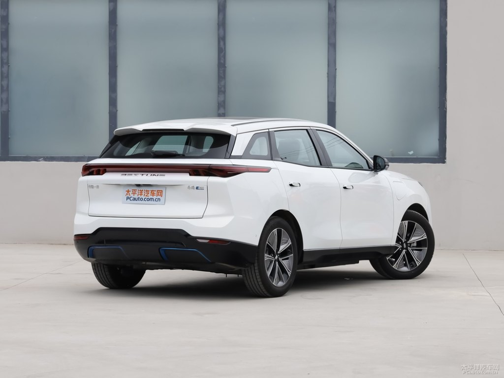 Phía đuôi xe Bestune E01 có áp dụng thiết kế dải đèn hậu thanh dài đang thịnh hành ở nhiều SUV khác