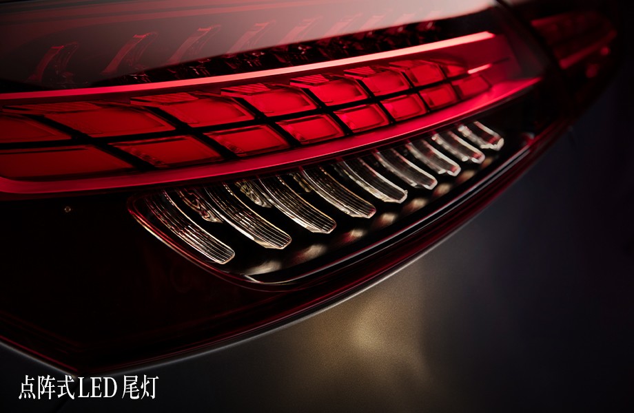 Cận cảnh đèn hậu LED của Mercedes-Benz E-Class L 2021 Cận cảnh đèn hậu LED của Mercedes-Benz E-Class L 2021