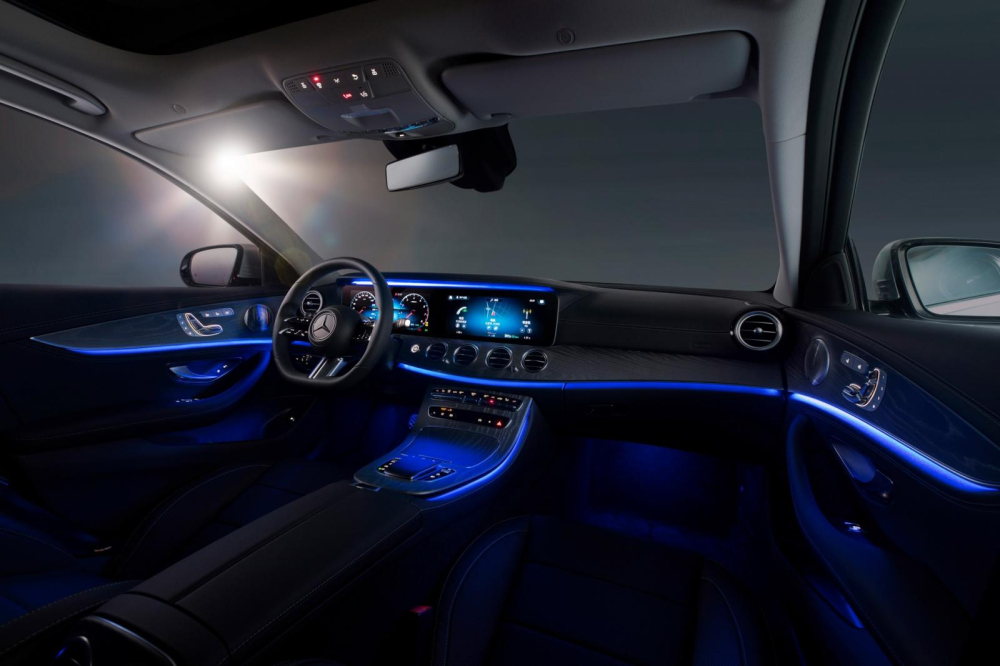 Mercedes-Benz E-Class L 2021 có đèn viền nội thất 64 màu Mercedes-Benz E-Class L 2021 có đèn viền nội thất 64 màu