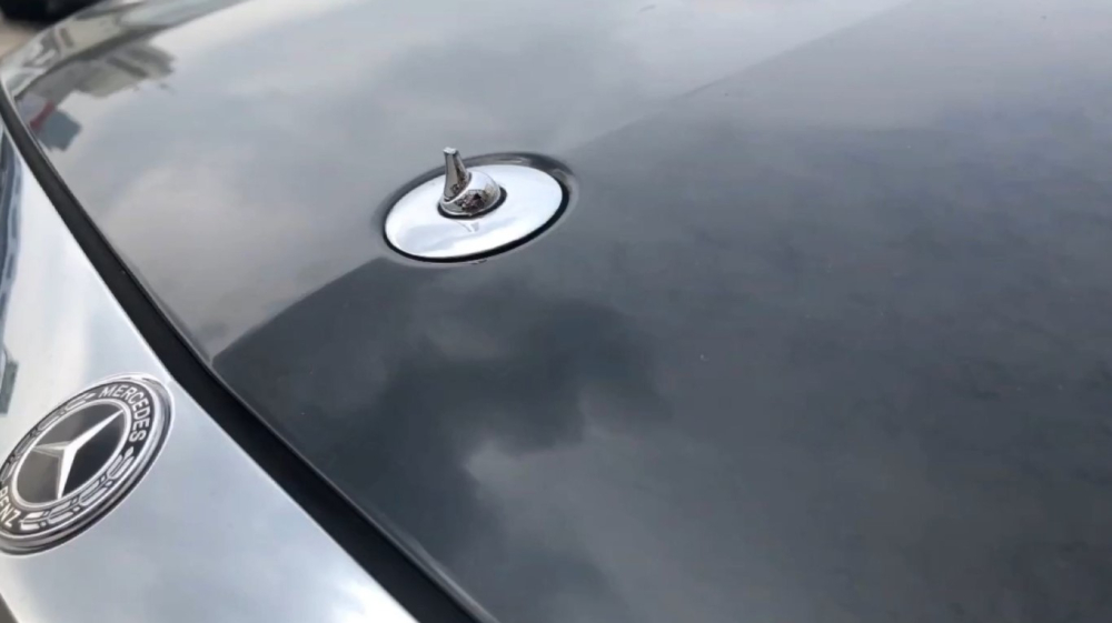 Chiếc Mercedes-Benz sau khi bị cắt cụt logo trên nắp ca-pô Chiếc Mercedes-Benz sau khi bị cắt cụt logo trên nắp ca-pô
