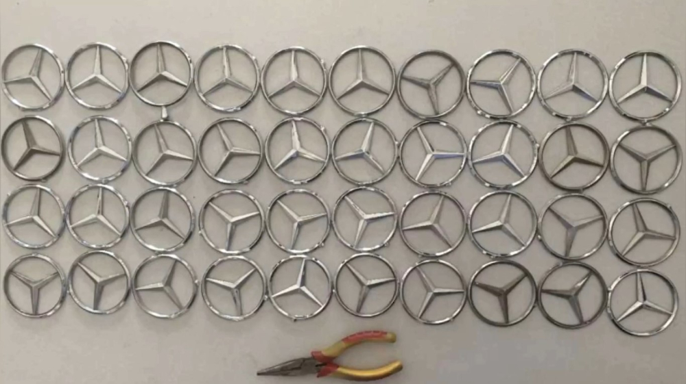 Những chiếc logo xe Mercedes-Benz được tìm thấy tại nhà Gu Những chiếc logo xe Mercedes-Benz được tìm thấy tại nhà Gu