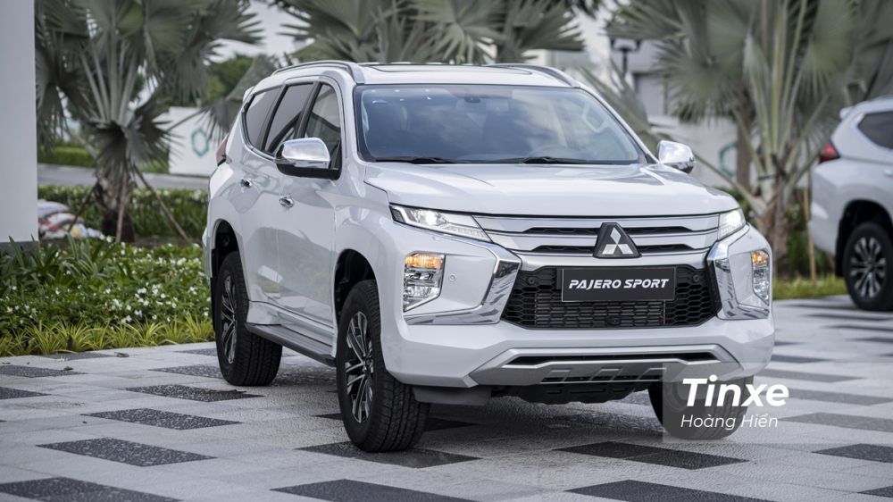 Thiết kế bên ngoài của Mitsubishi Pajero Sport 2020 được thiết kế theo ngôn ngữ Dynamic Shield thế hệ thứ hai nên mang dáng vẻ cá tính và hiện đại khá tương đồng với những người anh em như Outlander hay Xpander. Xe được thiết kế theo ngôn ngữ Dynamic Shield thế hệ thứ hai