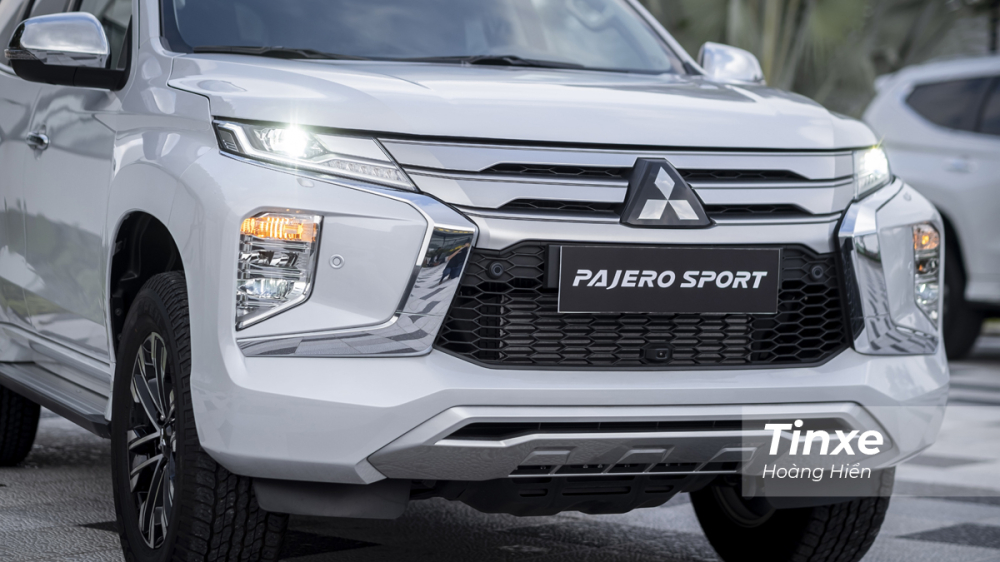 Tuy nhiên, phần đầu xe đã được bổ sung thêm một số tính năng an toàn. Cụ thể là hệ thống đèn chiếu sáng, Pajero Sport 2020 có thêm đèn LED mở rộng góc chiếu, giúp người lái xe có thể tăng tầm nhìn khi chạy những cung đường nhiều cua vào buổi tối. Đầu xe đã được bổ sung hệ thống đèn chiếu sáng LED