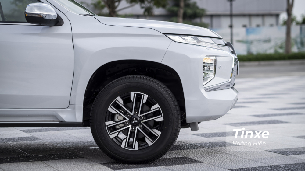 Mitsubishi Pajero Sport 2020 được trang bị bộ vành hợp kim 6 chấu kép kích thước 18 inch. Thiết kế của vành xe khá đồng điệu với tổng quan thiết kế ngoại thất. Bộ vành hợp kim 6 chấu