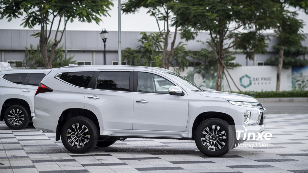 Về mặt kích thước, Mitsubishi Pajero Sport 2020 sở hữu các số đo DxRxC tương ứng là 4.825 x 1.815 x 1.835mm cùng với chiều dài trục cơ sở 2.800 mm, khoảng sáng gầm của xe cũng đạt 218 mm và khả năng lội nước lên tới 700 mm . Mặc dù có kích thước lớn nhưng bán kính vòng quay của Mitsubishi Pajero Spo Tổng thể chiếc Mitsubishi Pajero Sport 2020