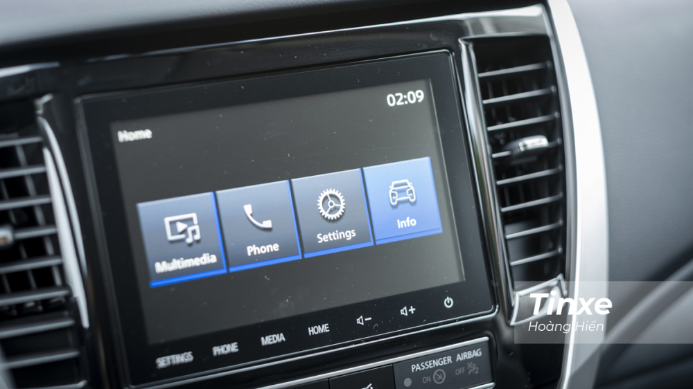 Ở vị trí trung tâm, Mitsubishi Pajero Sport 2020 cũng được trang bị màn hình giải trí kích thước 8 inch với khả năng kết nối đa phương tiện. Màn hình giải trí 8 inch