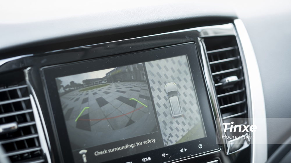 Camera 360 trên Mitsubishi Pajero Sport 2020 cho góc nhìn bao quát, ít hiện tượng điểm mù nhưng độ phân giải chưa cao. Camera 360 độ tích hợp