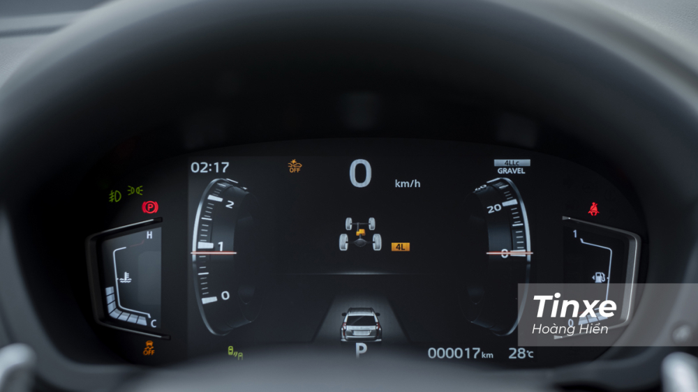 Phía sau vô-lăng là một màn hình kỹ thuật số kích thước 8 inch cho phép hiện thị đa thông tin và tuỳ biến tới 3 giao diện khác nhau phù hợp với nhu cầu sử dụng của người lái xe. Màn hình sau tay lái tương đối rộng