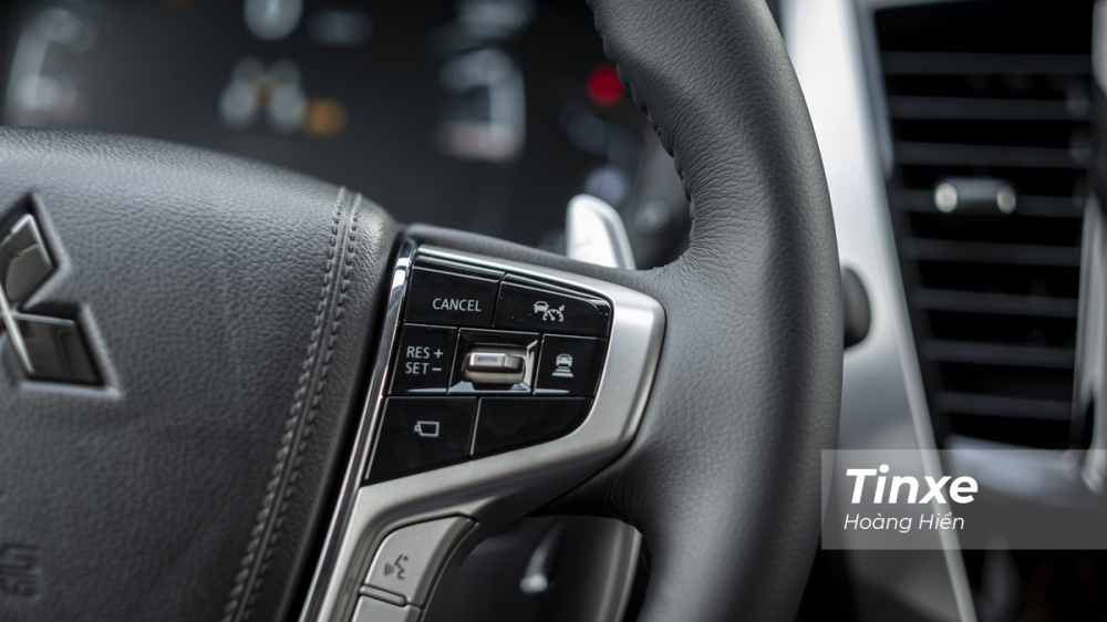 Với e-Assist, người cầm lái Mitsubishi Pajero Sport 2020 sẽ có thêm hệ thống kiểm soát hành trình chủ động ACC, hệ thống cảnh báo lệch làn đường, hệ thống cảnh báo va chạm sớm,... Ngoài ra, Mitsubishi Pajero Sport 2020 vẫn có lẫy gẩy số sau vô-lăng để hỗ trợ người lái chủ động lên xuống số trong trư Các nút chức năng bên phải vô lăng