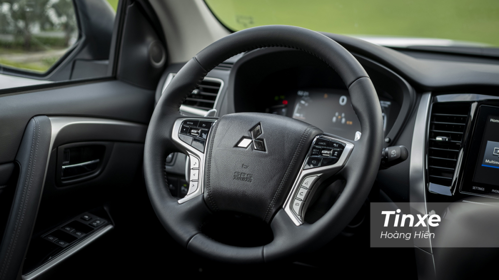 Trước tiên phải kể đến vô-lăng ba chấu bọc da trên Mitsubishi Pajero Sport 2020 với thiết kế to bản, dày dặn nay được bổ sung thêm nhiều nút bấm của gói an toàn chủ động e-Assist. Tay lái 3 chấu bọc da