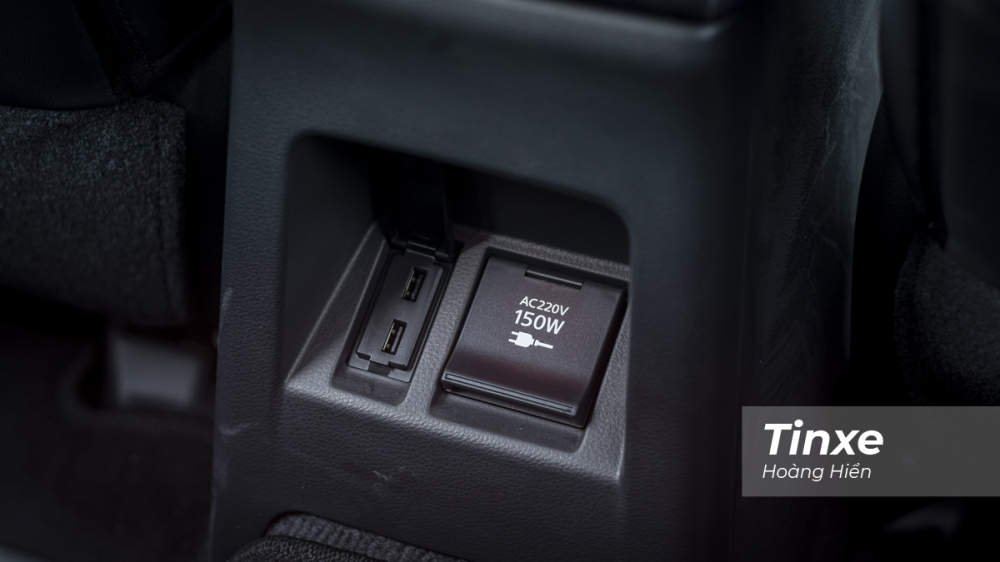 Nhưng bù lại, hàng ghế thứ hai lại có 2 cổng sạc USB và 1 cổng điện 220v. 2 cổng sạc USB và 1 cổng điện 220V cho hàng ghế sau
