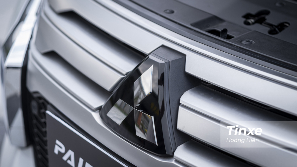 Vị trí logo của Mitsubishi Pajero Sport 2020 cũng đã được bổ sung thêm cụm radar cảm biến trước hỗ trợ cho hệ thống an toàn chủ động e-Assist. Logo của Mitsubishi Pajero Sport 2020 có thêm cụm radar cảm biến