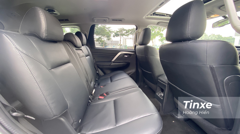Không gian ở hàng ghế thứ hai là vừa đủ cho ba người với khoảng để chân không quá rộng rãi. Không gian phía sau không quá rộng
