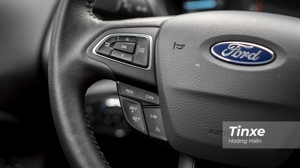 Các nút điều khiển quanh vô lăng xe Các nút điều khiển quanh vô lăng xe