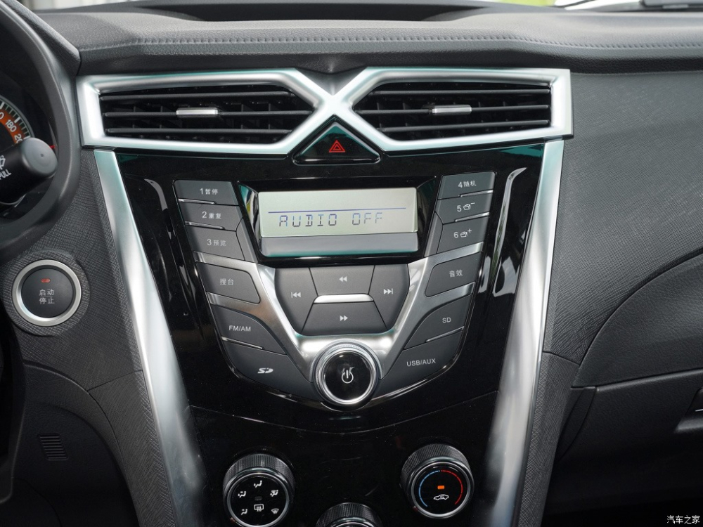 Cụm điều khiển trung tâm của BYD F3 toàn là nút bấm và không hề có màn hình cảm ứng Cụm điều khiển trung tâm của BYD F3 toàn là nút bấm và không hề có màn hình cảm ứng