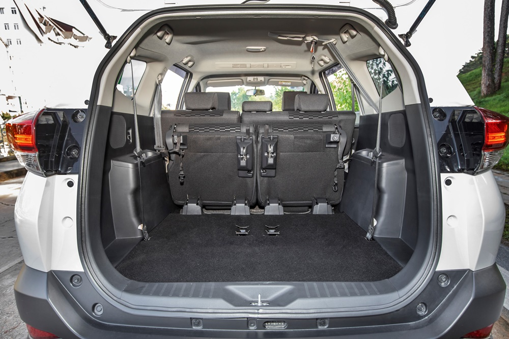 Toyota Rush 2020 có hàng ghế sau gập được linh hoạt, gia tăng diện tích chứa đồ.