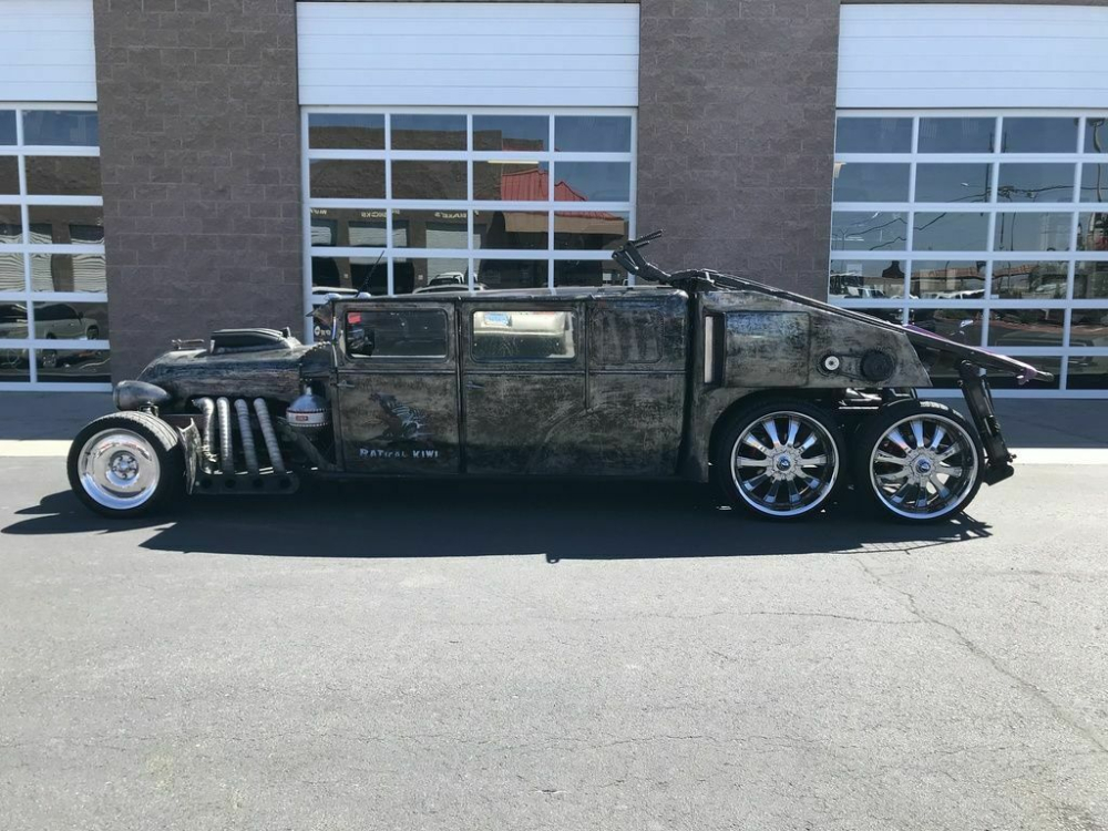 Chiếc xe được độ 6 bánh, trang bị khối động cơ Chevrolet V8 dung tích 7.4 lít, thân vỏ làm mới hoàn toàn Chiếc xe được độ 6 bánh, trang bị khối động cơ Chevrolet V8 dung tích 7.4 lít, thân vỏ làm mới hoàn toàn