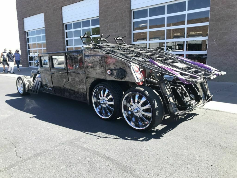 Không rõ chiếc xe có công suất bao nhiêu, nhưng chắc là rất lớn để kéo thân hình đồ sộ Không rõ chiếc xe có công suất bao nhiêu, nhưng chắc là rất lớn để kéo thân hình đồ sộ