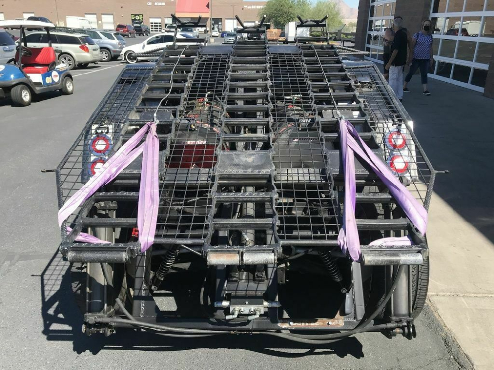 Thậm chí, phía sau còn có hệ thống giá đỡ để chở vài chiếc mô tô Thậm chí, phía sau còn có hệ thống giá đỡ để chở vài chiếc mô tô