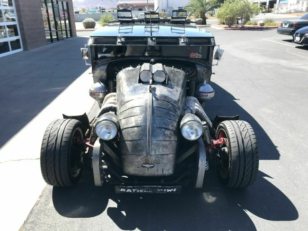 Dựa trên một chiếc xe Essex cổ, nhưng nó đã được độ đến mức không thể nhận ra hình dáng ban đầu nữa Dựa trên một chiếc xe Essex cổ, nhưng nó đã được độ đến mức không thể nhận ra hình dáng ban đầu nữa