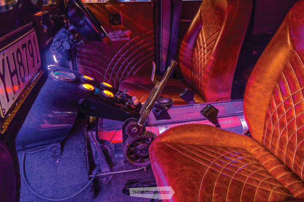 Không gian nội thất của chiếc xe cũng được độ ấn tượng, phù hợp vẻ ngoài Không gian nội thất của chiếc xe cũng được độ ấn tượng, phù hợp vẻ ngoài