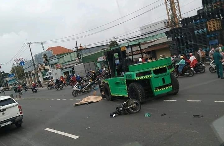 Va chạm với xe nâng, người đi xe máy chết thảm dưới đường Va chạm với xe nâng, người đi xe máy chết thảm dưới đường