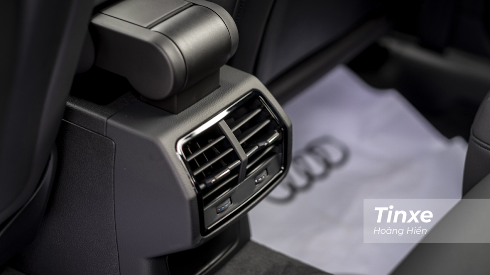 Tiện nghi cho hàng ghế thứ 2 của Audi Q3 Sportback khá ít ỏi khi chỉ có cửa gió điều hoà cho hàng ghế sau. Tiện nghi cho hàng ghế thứ 2 của Audi Q3 Sportback khá ít ỏi khi chỉ có cửa gió điều hoà cho hàng ghế sau.