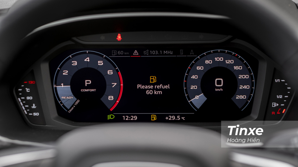 Phía sau là cụm màn hình điện tử hiển thị đa thông tin với giao diện hiện đại. Phía sau là cụm màn hình điện tử hiển thị đa thông tin với giao diện hiện đại.