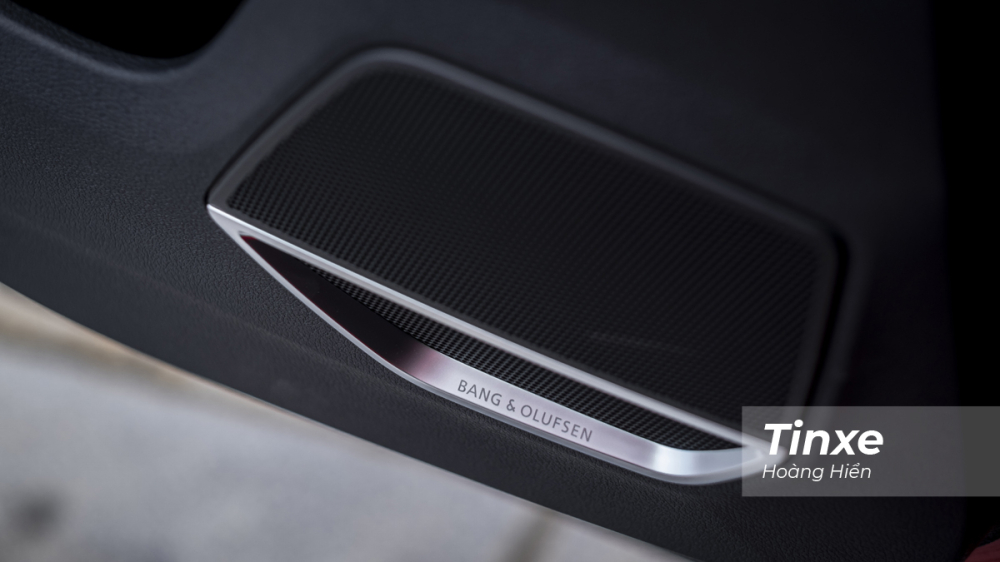 Nhưng bù lại, hành khách trên xe có thể tận hưởng dàn âm thanh cao cấp Bang & Olufsen 15 loa công suất tới 680W. Nhưng bù lại, hành khách trên xe có thể tận hưởng dàn âm thanh cao cấp Bang & Olufsen 15 loa công suất tới 680W.