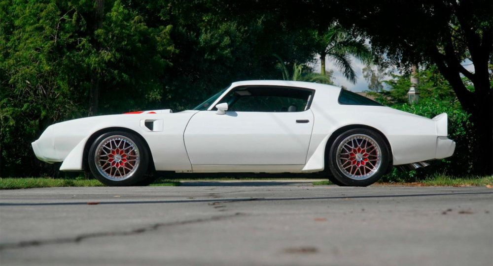 Bên sườn của chiếc Pontiac Turbo Trans Am 1981 Bên sườn của chiếc Pontiac Turbo Trans Am 1981
