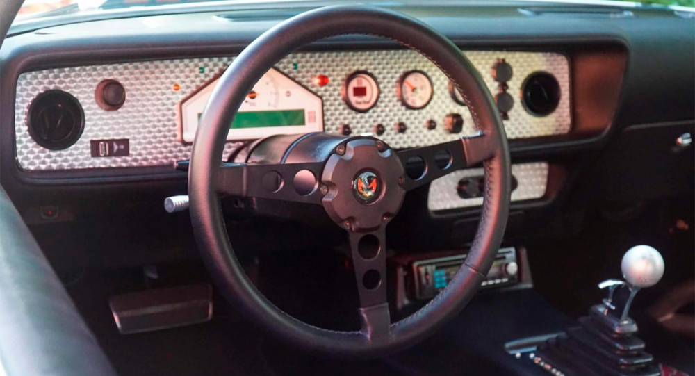 Tay lái và cụm đồng hồ của chiếc Pontiac Turbo Trans Am 1981 Tay lái và cụm đồng hồ của chiếc Pontiac Turbo Trans Am 1981