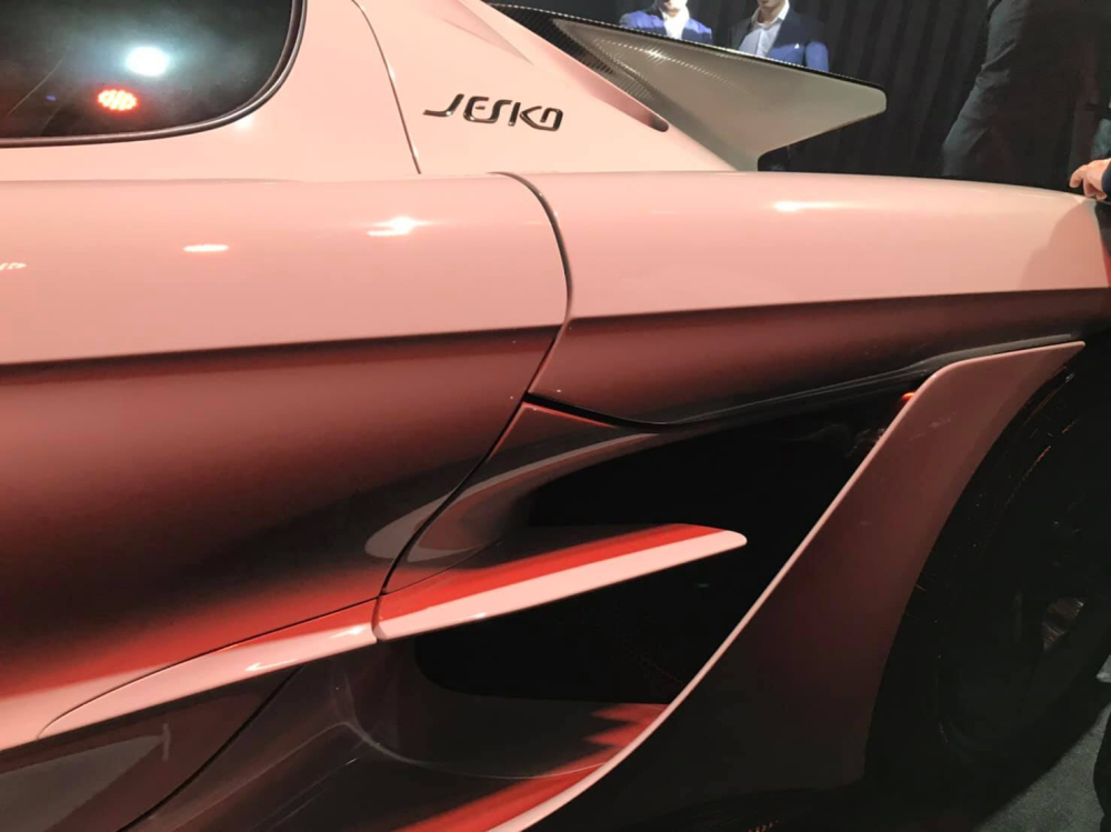 Koenigsegg Jesko Absolut có thể xem là tuỳ chọn mà các khách hàng khi mua Koenigsegg Jesko có thể yêu cầu hãng xe Thuỵ Điển nâng cấp lên Koenigsegg Jesko Absolut có thể xem là tuỳ chọn mà các khách hàng khi mua Koenigsegg Jesko có thể yêu cầu hãng xe Thuỵ Điển nâng cấp lên