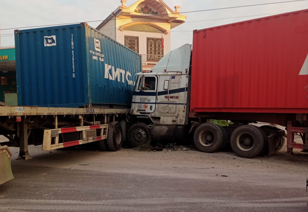 Hai chiếc xe container tông nhau trên QL5 vào rạng sáng nay Hai chiếc xe container tông nhau trên QL5 vào rạng sáng nay