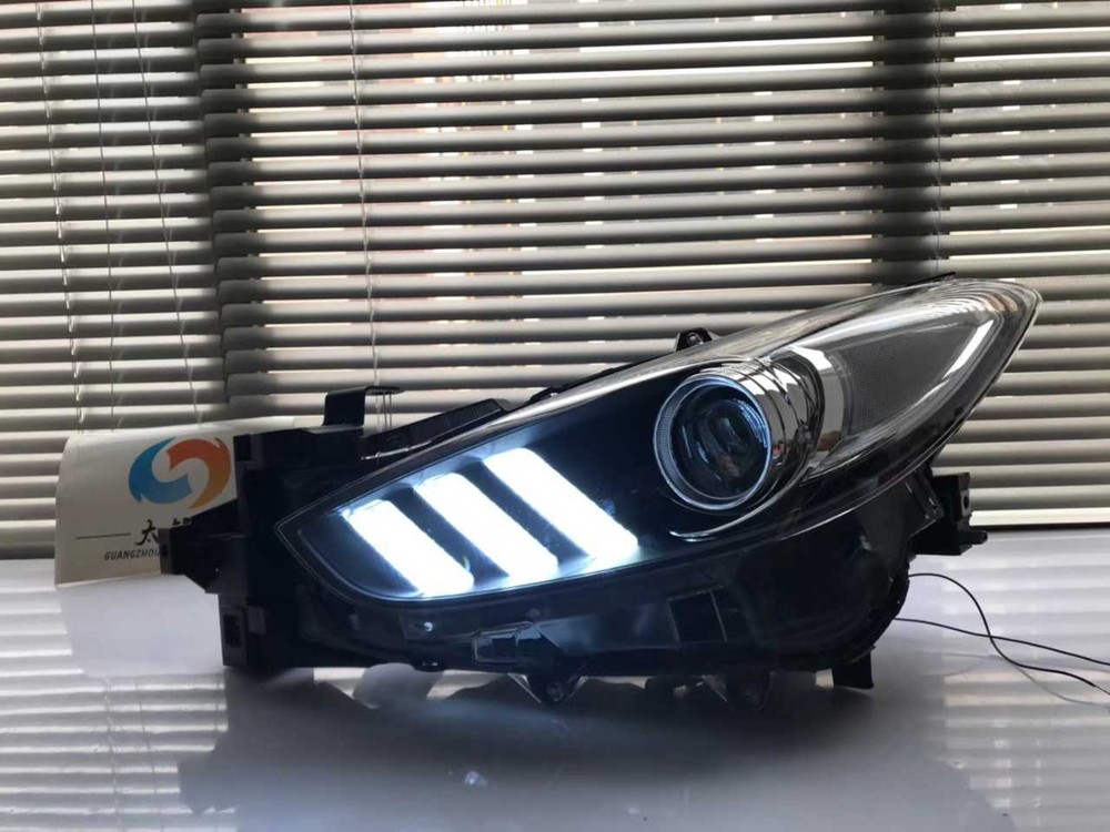 Một bộ đèn LED được thiết kế riêng theo phong cách Mustang cho xe Mazda3.