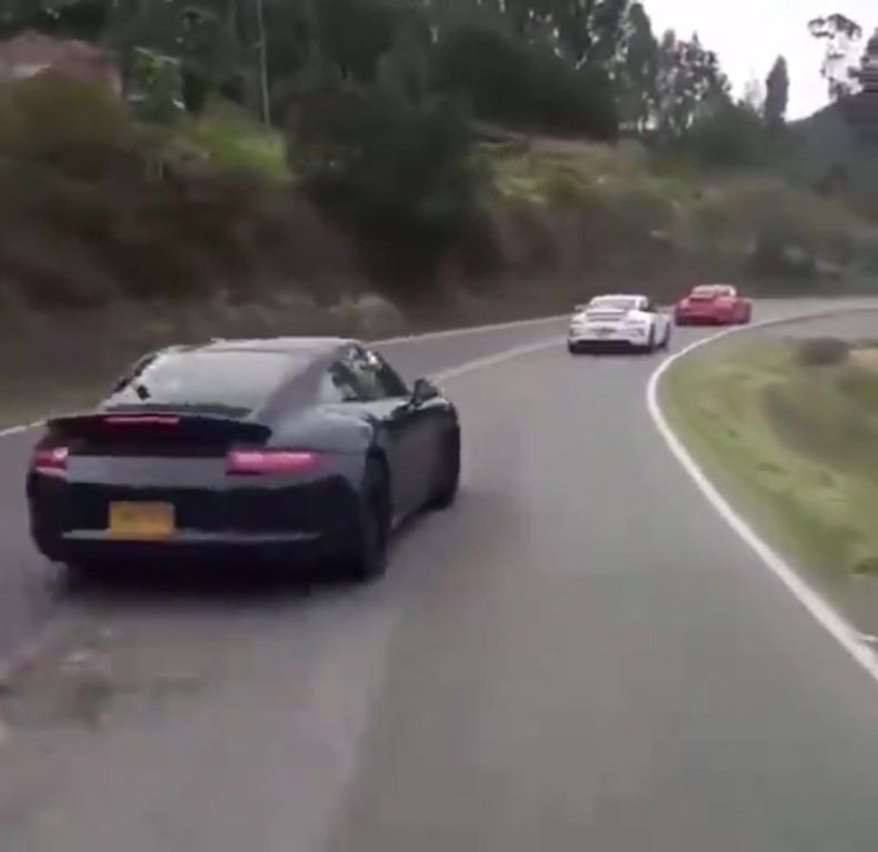 3 chiếc Porsche được cho là chạy đua với nhau trên quốc lộ 3 chiếc Porsche được cho là chạy đua với nhau trên quốc lộ