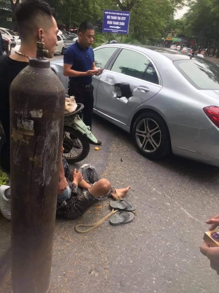 Chiếc ô tô hạng sang Mercedes-Benz bị tông thủng một vết lớn trên cửa Chiếc ô tô hạng sang Mercedes-Benz bị tông thủng một vết lớn trên cửa