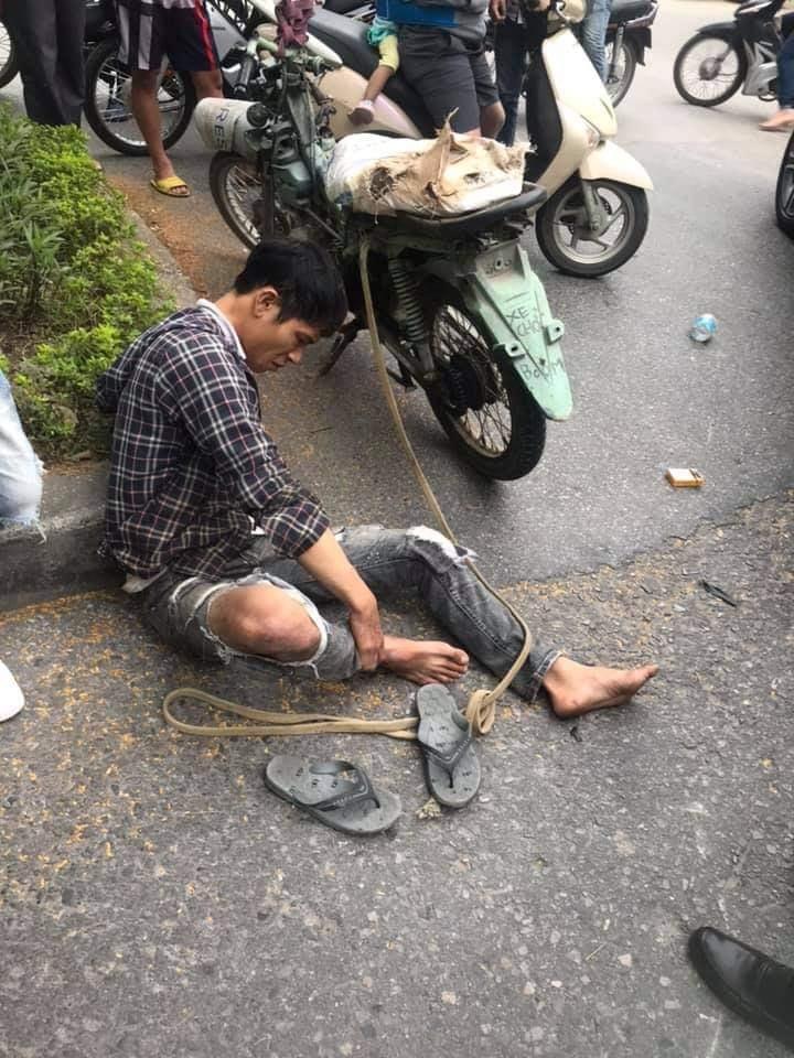 Thanh niên điều khiển xe máy chở bình ô-xy bị thương ở chân Thanh niên điều khiển xe máy chở bình ô-xy bị thương ở chân