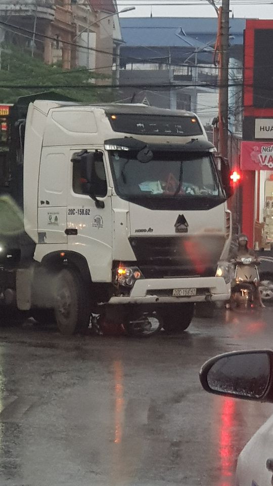 Chiếc xe máy bị cuốn hẳn vào bên trong gầm xe đầu kéo Chiếc xe máy bị cuốn hẳn vào bên trong gầm xe đầu kéo