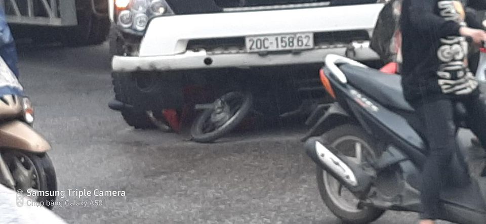 2 ông cháu đi xe máy đã bị thương nặng sau vụ tai nạn 2 ông cháu đi xe máy đã bị thương nặng sau vụ tai nạn