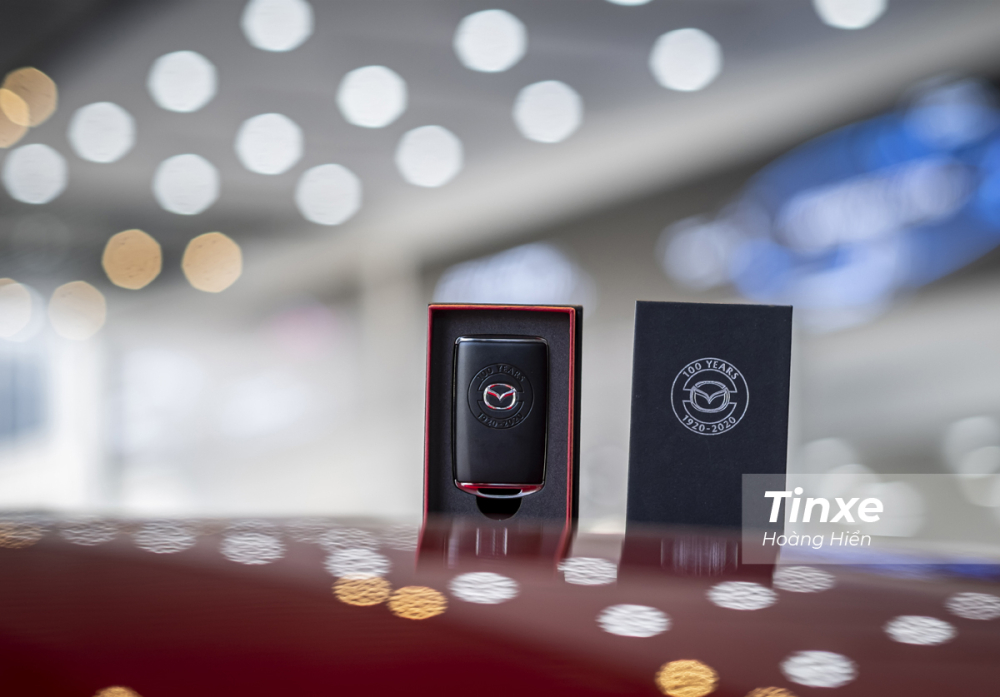 Điểm khác biệt đầu tiên của Mazda3 phiên bản 100 năm chính là ở chiếc chìa khoá được thiết kế mới đi kèm với hộp đựng trang trọng. Điểm khác biệt đầu tiên của Mazda3 phiên bản 100 năm chính là ở chiếc chìa khoá được thiết kế mới đi kèm với hộp đựng trang trọng.