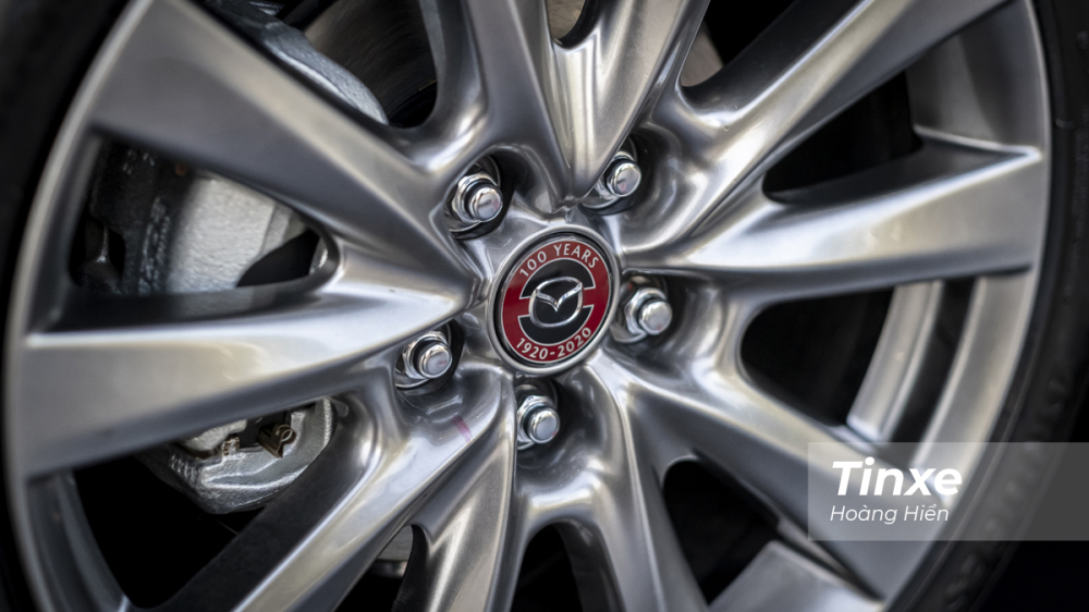 Tiếp đến chính là phần logo ở vành la-zăng trên Mazda3 phiên bản 100 năm cũng được lắp thêm logo riêng của bản kỷ niệm 100 năm. Tiếp đến chính là phần logo ở vành la-zăng trên Mazda3 phiên bản 100 năm cũng được lắp thêm logo riêng của bản kỷ niệm 100 năm.